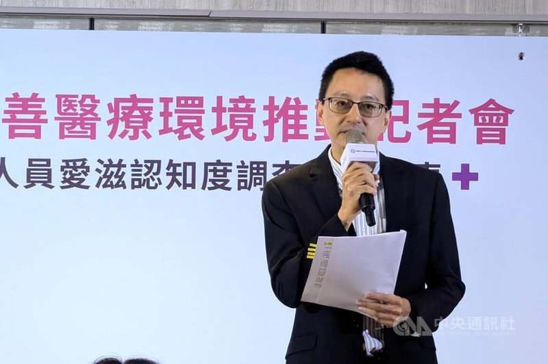 疾管署副署長羅一鈞(圖)30日在愛滋友善醫療環境推動記者會中指出,2022年左右經民間調查發現,HIV感染者有約25%曾在就醫時遭拒,顯示非感染科醫護人員對於愛滋傳播的認知還有落差。中央社記者曾以寧攝 113年8月30日