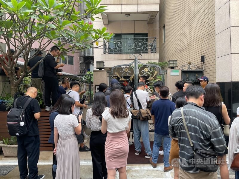 檢廉偵辦京華城案，30日上午派員前往民眾黨主席柯文哲住處入屋搜索。圖為各家媒體一早就到柯文哲住家外守候。中央社記者張新偉攝 113年8月30日