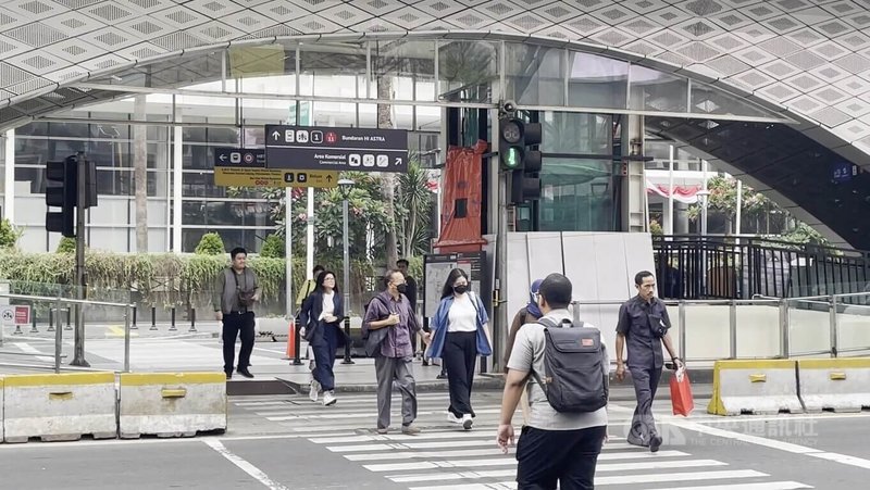 雅加達空污嚴重，街道上隨處可見戴口罩外出的民眾。中央社實習記者高筱淇雅加達攝  113年8月30日