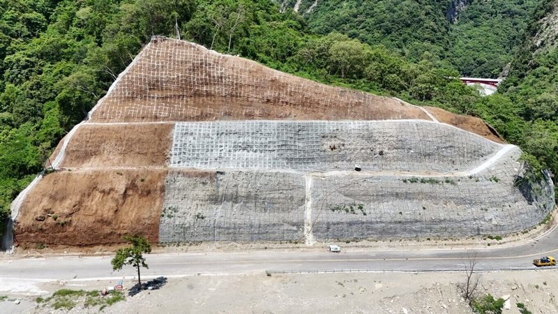 台8線中橫公路在0403強震後受創嚴重，目前不分平假日，白天仍採施工管制放行，夜間封閉管制。圖為中橫183.6K處福德祠工區現況。（東區養護工程分局提供）中央社記者張祈傳真  113年8月30日