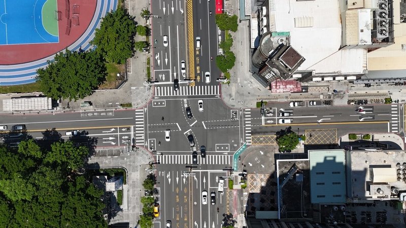 高雄市左營區博愛二路與裕誠路口人車流量大，為提升該路口通行安全，高雄市交通局除實施科技執法取締車輛不停讓行人外，也調整車道及號誌等。（高雄市交通局提供）中央社記者林巧璉傳真  113年8月30日