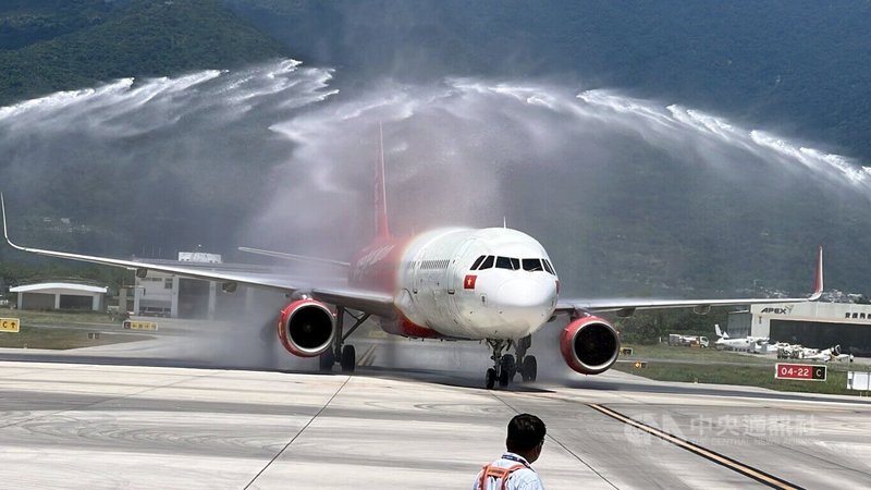 越南－台東包機直航30日啟動，首航越捷航空班機飛抵台東豐年機場，台東航空站出動2輛消防車在機坪以「噴水禮」表達誠摯歡迎。中央社記者盧太城台東攝  113年8月30日