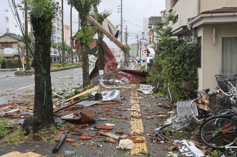 颱風珊珊撲日，日本九州宮崎市29日街道滿目瘡痍。（共同社）