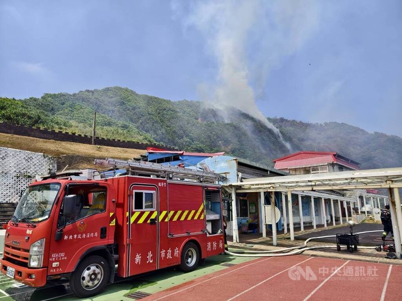 新北市瑞芳鼻頭角步道旁山坡雜草31日上午起火,消防局表示,已盡量阻隔延燒,呼籲瑞芳及鄰近地區民眾外出配戴口罩,也請遊客不要前往鼻頭角附近遊玩。(翻攝照片)中央社記者高華謙傳真 113年8月31日