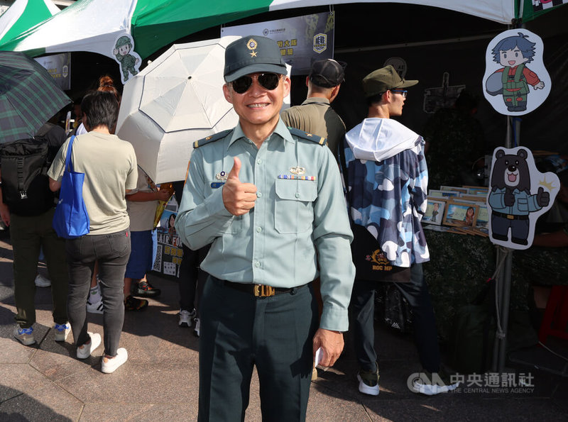 國防部31日在台北101水舞廣場舉辦「能戰嘉年華」活動，國防部政戰局文宣心戰處長樓偉傑（中）表示，希望藉活動讓民眾進一步認識國軍、傳達全民國防觀念。中央社記者張新偉攝  113年8月31日