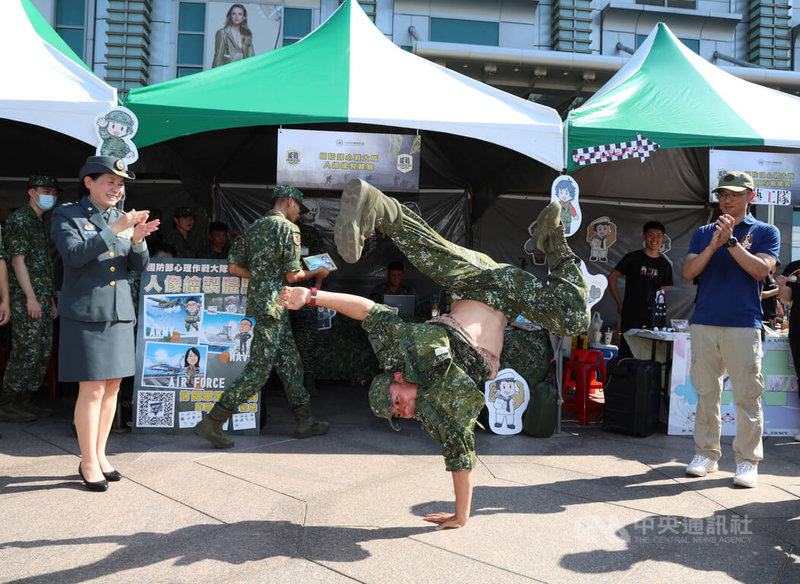 國防部31日下午在台北101水舞廣場舉辦「能戰嘉年華」，政戰局長陳育琳（左）也到場共襄盛舉，除發放加菜金外，並現場欣賞國軍弟兄精彩舞蹈演出。中央社記者張新偉攝  113年8月31日