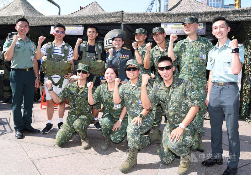 九三軍人節即將到來，國防部31日下午在台北101水舞廣場舉辦「能戰嘉年華」，國防部政戰局長陳育琳（後左4）到場發放加菜金，並開心和參與活動的國軍弟兄等人合影留念。中央社記者張新偉攝　113年8月31日