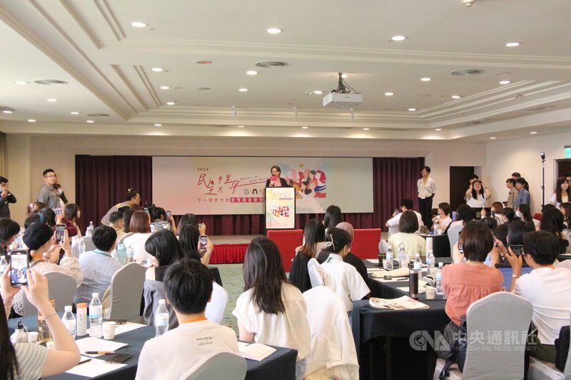 副總統蕭美琴(後中)31日出席「下一個世代的女性政治培力營」活動,營隊以「性別與民主議題深化」、「模擬選舉團隊運作」、「生活即政治」為主題,吸引許多學員參加。中央社記者蘇木春攝 113年8月31日