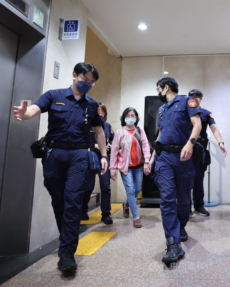 檢廉持續偵辦京華城容積案,前台北市副市長彭振聲與妻子謝姓女子(中)於30日晚間11時許移送北檢,謝女已於31日凌晨請回。中央社記者趙世勳攝 113年8月31日