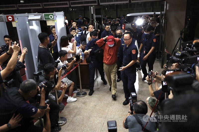 台北地檢署偵辦京華城案,30日指揮廉政署兵分7路搜索包括民眾黨主席柯文哲住處等地,並傳喚柯文哲、妻子陳佩琪等2被告、2證人。圖為前台北市副市長彭振聲(前中)晚間遭移送北檢複訊。中央社記者趙世勳攝 113年8月30日