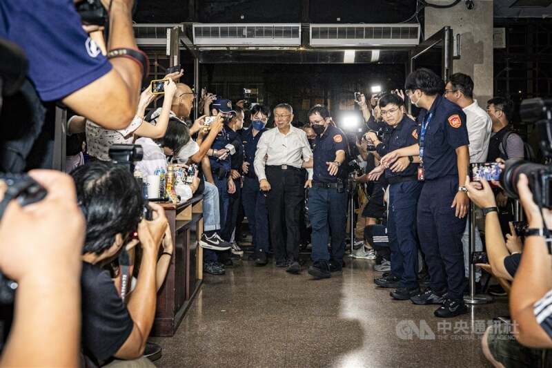 檢廉持續偵辦京華城容積案,前台北市長柯文哲(中)31日凌晨從廉政署移送台北地檢署接受複訊,大批媒體在現場搶拍。中央社記者鄭清元攝 113年8月31日