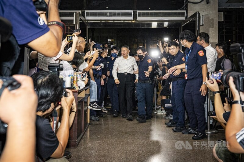 檢廉持續偵辦京華城容積案，前台北市長柯文哲（中）31日凌晨從廉政署移送台北地檢署接受複訊，大批媒體在現場搶拍。中央社記者鄭清元攝 113年8月31日