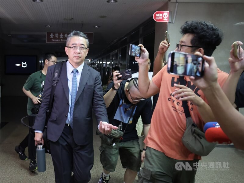 檢廉持續偵辦京華城容積案,前台北市長柯文哲31日凌晨移送台北地檢署複訊,事後柯文哲委任律師鄭深元(前左)出面向媒體說明進度。中央社記者趙世勳攝 113年8月31日