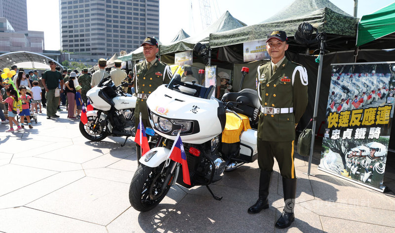 九三軍人節將至，國防部31日下午在台北101水舞廣場舉辦「能戰嘉年華」，現場展示憲兵指揮部快速反應連所使用的印地安「挑戰者」重機，吸引民眾目光。中央社記者張新偉攝　113年8月31日