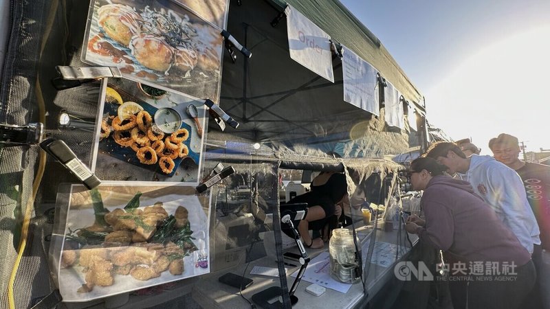 舊金山日落區夜市活動今年擴大舉辦，台式鹹酥雞飄香街頭。中央社記者張欣瑜舊金山攝 113年8月31日