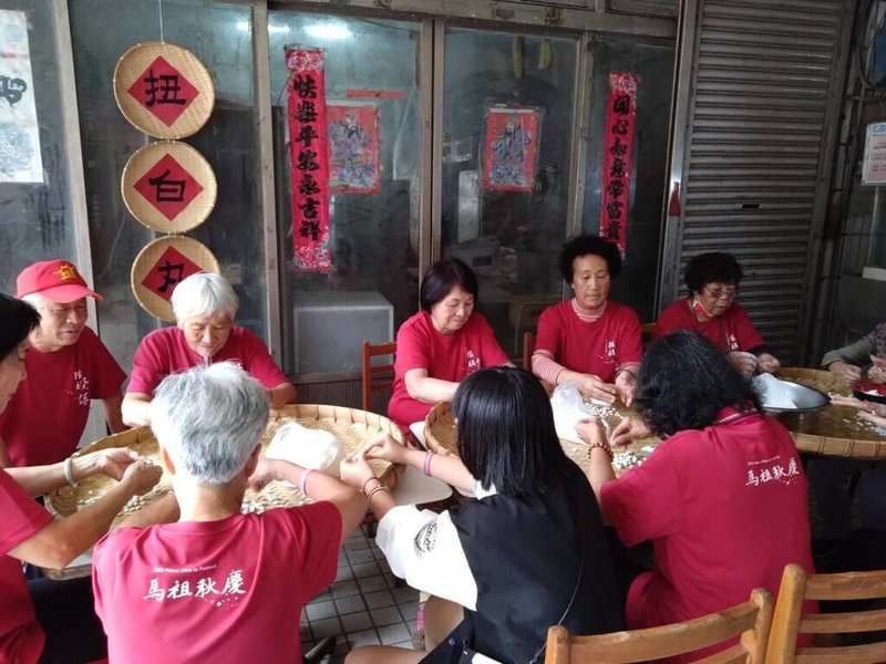 113年馬祖秋慶「鐵板燒塔節」將於22日於連江縣南竿鄉仁愛村熱鬧舉辦,參與民眾可與村內長者一起製作當地傳統甜品「搓白丸」。圖為過往舉辦情形。(鐵板社區發展協會提供)中央社記者潘欣彤傳真 113年9月1日