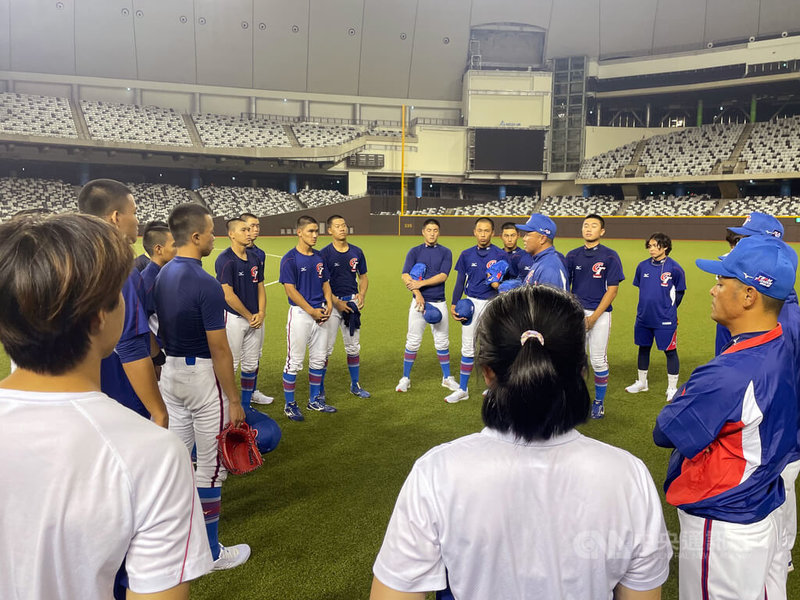 亞洲青棒錦標賽2日正式開打，台灣首戰將碰上勁敵韓國，1日為各隊官方練球日，台灣隊安排晚間台北大巨蛋練球。圖為練球後球隊集合講話畫面。中央社記者謝靜雯攝  113年9月1日