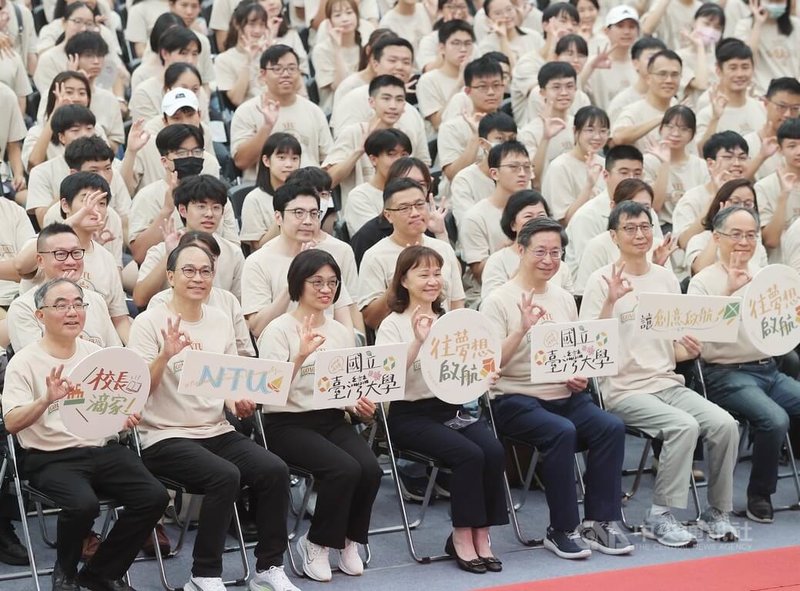 台灣大學1日下午舉行在台大綜合體育館舉辦113學年開學典禮，校長陳文章（前左）出席，並與在場師生們比手勢合影。中央社記者郭日曉攝  113年9月1日