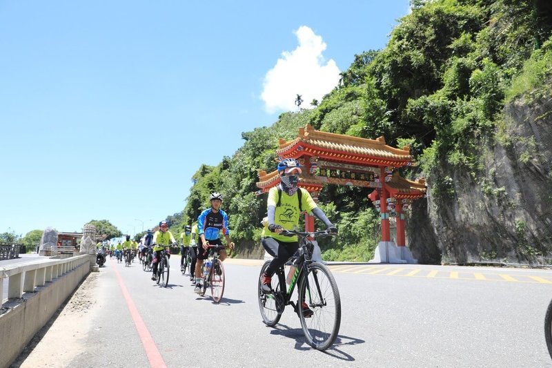 花蓮市公所主辦的騎鐵馬「奇萊玩一夏」1日挑戰「探索達基力」路線，參加民眾從花蓮火車站出發，一路往北至太魯閣遊客中心，全程63公里，飽覽山海景色。（花蓮市公所提供）中央社記者李先鳳傳真  113年9月1日