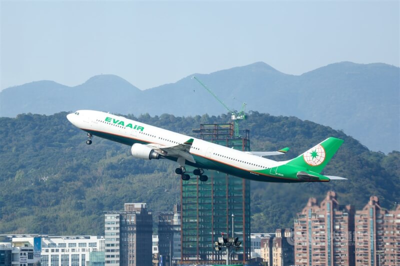 一架長榮航空班機自台北松山機場起飛。（中央社檔案照片）