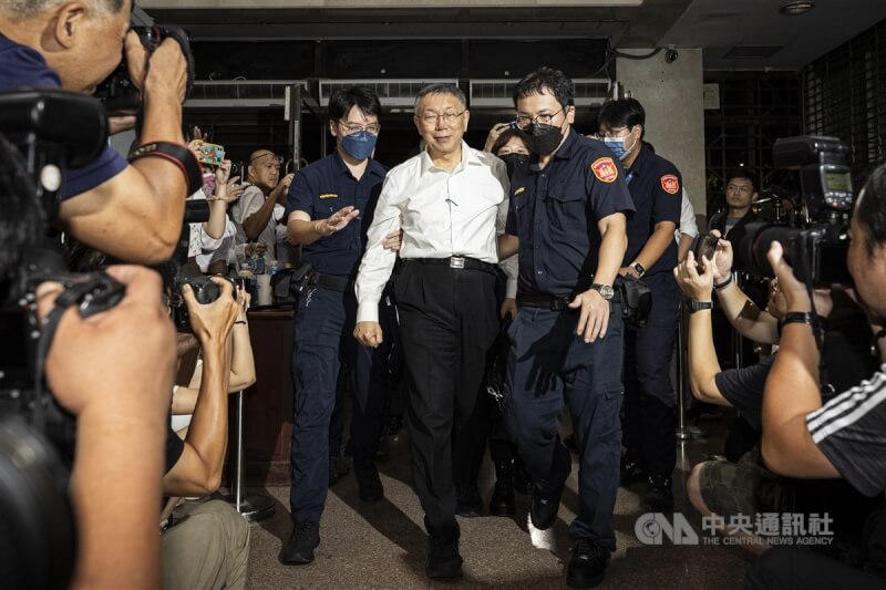 檢廉持續偵辦京華城容積案，前台北市長柯文哲（中）8月31日凌晨踏入台北地檢署。中央社記者鄭清元攝 113年8月31日