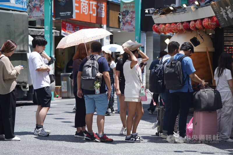 圖為觀光客在台北西門町商圈美食店家外排隊等待消費。（中央社檔案照片）