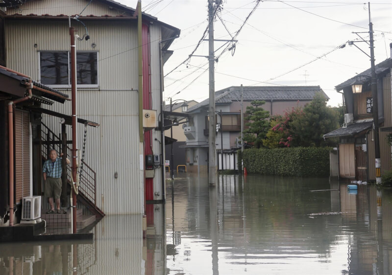 8月31日岐阜縣河川氾濫,大垣市住宅區淹水。(共同社)