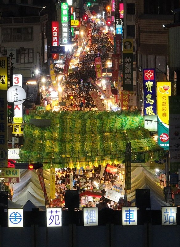 農曆7月30日鬼門關前夕，苗栗縣苑裡鎮一年一度的「鬼門關夜市」1日晚間吸引大批人潮前往朝聖，苑裡火車站前為公路、天下路等街道滿是人潮。（民眾提供）中央社記者魯鋼駿傳真113年9月1日