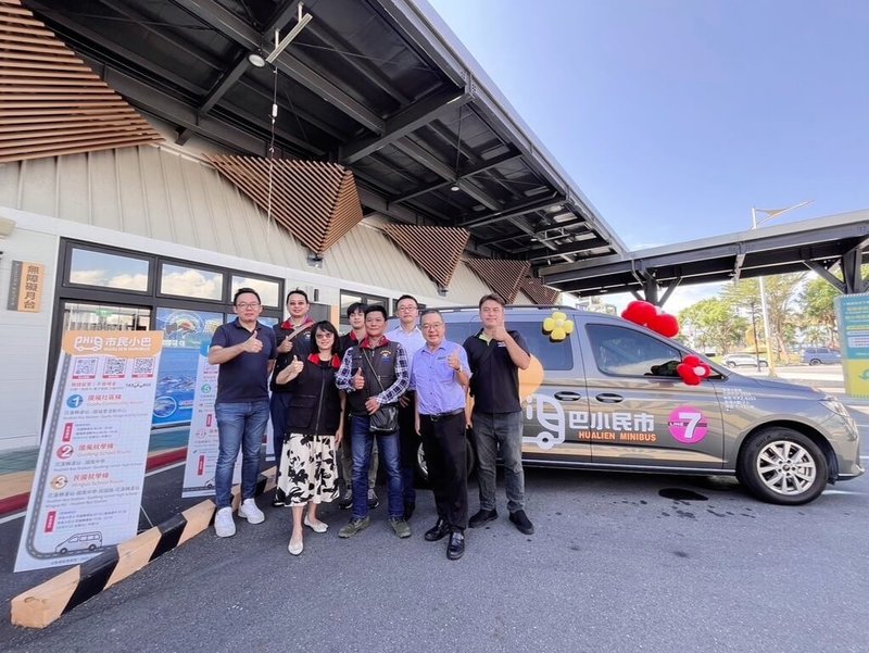 花蓮縣政府首次試辦花蓮市民小巴，為7人座車，車身印有「市民小巴」及路線編號字樣，提供市區環線及主題觀光的公運服務，共有7條路線，縣府相關人員2日率小巴新車在花蓮轉運站正式啟動。（花蓮縣政府提供）中央社記者李先鳳傳真  113年9月2日