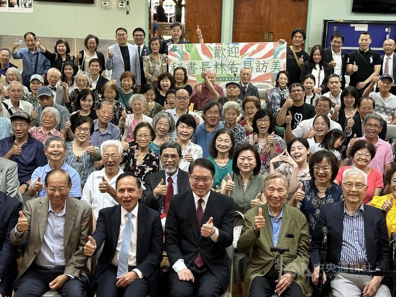 民進黨秘書長林右昌在紐約法拉盛台灣會館發表演說後，與出席活動台僑大合照。中央社記者廖漢原紐約攝 113年9月2日