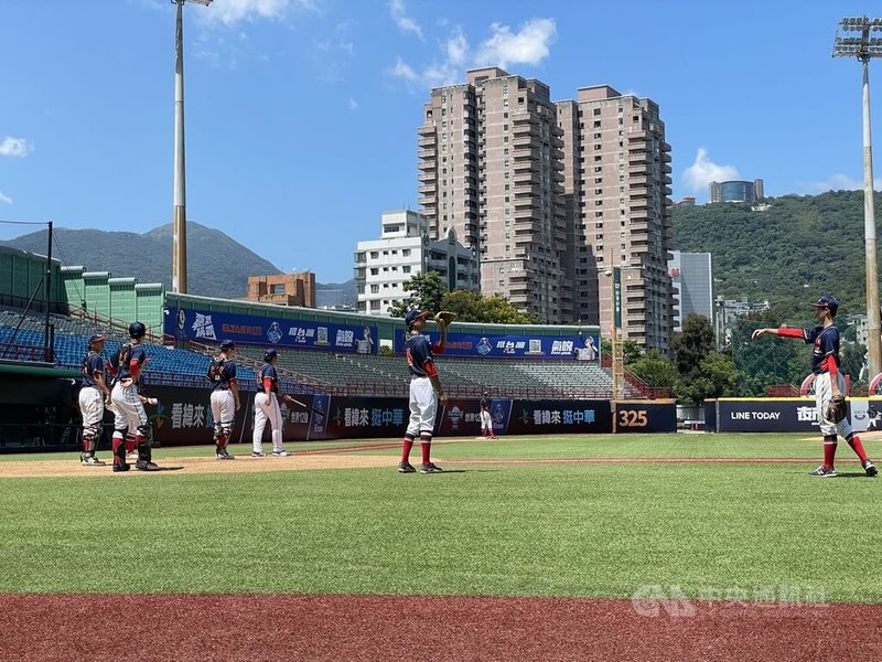 亞洲青棒錦標賽香港隊陣中有2名在台灣讀書打球的球員劉翰陽、吳亭億，香港隊2日首戰與日本隊交手，總教練周森毅勉勵球員享受棒球盛會。圖為2日賽前香港隊練球畫面。中央社記者謝靜雯攝  113年9月2日