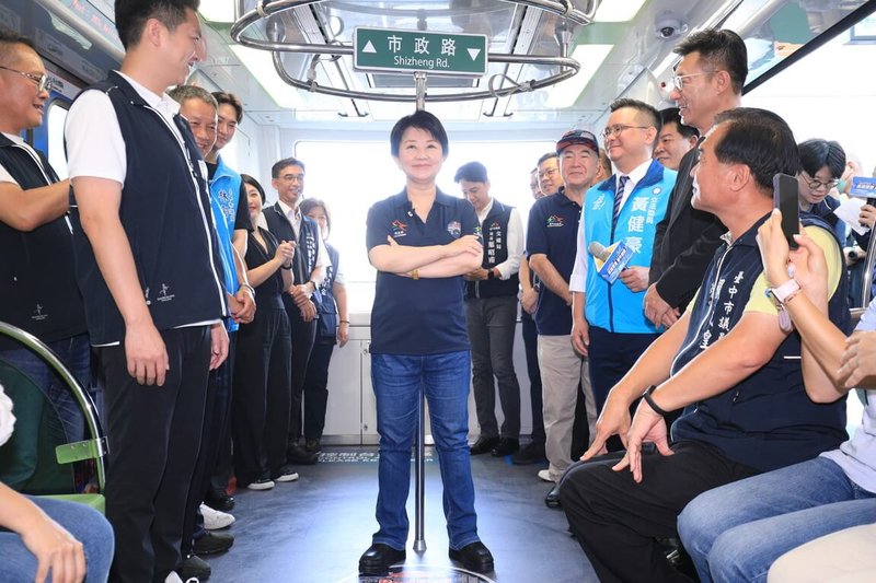 台中國際賽車封街展演將於28日登場,台中捷運推出的主題彩繪列車2日開箱,市長盧秀燕(前中)歡迎大家搭乘打卡。(台中市政府提供)中央社記者蘇木春傳真 113年9月2日