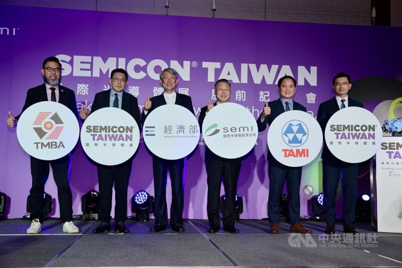 國際半導體展SEMICON Taiwan 2024於2日下午舉行展前記者會，經濟部長郭智輝（左3）、日月光半導體執行長吳田玉（右3）等人出席。中央社記者王飛華攝 113年9月2日