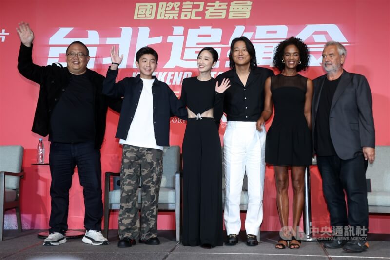 電影「台北追緝令」國際記者會2日在台北舉行,美籍台裔導演黃嘉智(左起)、演員楊明偉、桂綸鎂、「韓哥」姜成鎬、監製盧貝松(Luc Besson)(右)及妻子維吉妮貝松(Virginie Besson)(右2)出席。中央社記者鄭傑文攝 113年9月2日