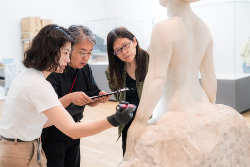 台灣首座等身女性裸體雕塑「甘露水」2日在東京藝術大學展場開箱亮相,國立台灣美術館與東藝大大學美術館團隊共同檢視作品狀況。(國美館提供)中央社記者葉冠吟傳真 113年9月2日