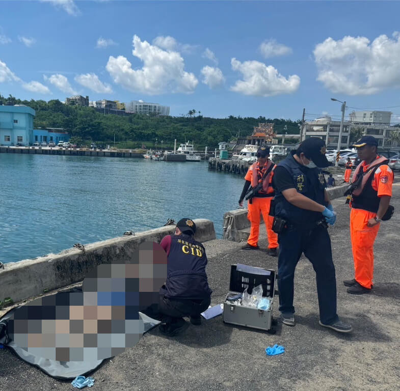 墾丁後壁湖海域2日發現1具女性遺體，海巡署艦隊分署第十四海巡隊表示，初步勘查死者為年齡約30歲的女性，身上無明顯外傷，後續將辦理相驗。（海巡署艦隊分署第十四海巡隊提供）中央社記者黃郁菁傳真  113年9月2日