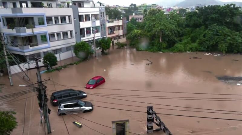 印度安德拉邦大雨不斷，首府維傑亞瓦達2日出現淹水災情。（ANI新聞社）