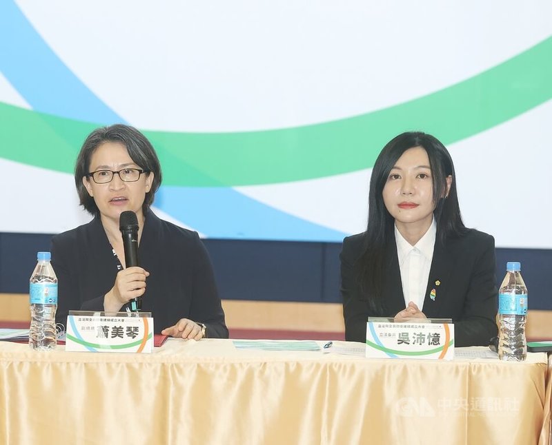 副總統蕭美琴（左）2日出席「立法院全民防衛連線」成立大會致詞表示，全民防衛本質是守護家園與土地，期盼台灣人愛好和平、慷慨助人及守護家園、不容侵犯的精神，能夠落實在政策上。中央社記者郭日曉攝  113年9月2日