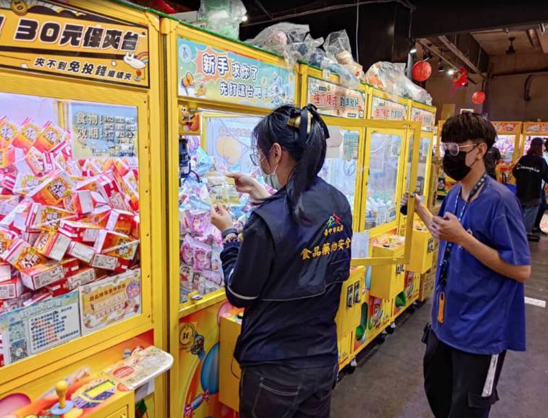 台中市食安處啟動自助選物販賣機稽查專案，稽查自助選物販賣機內陳列的食品、化粧品，827台自助選物販賣機中，有1件產品標示與規定不符。（中市府提供）中央社記者趙麗妍傳真  113年9月3日