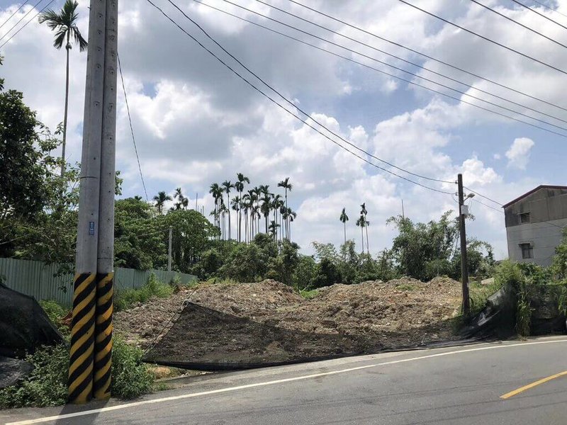 嘉義縣竹崎鄉一處農地未依核定簡易水土保持申報計畫施工，還擅自堆置大量土石，遭當地民眾抗議，縣府日前依違反水利法第23條第1項規定裁罰新台幣8萬元，並限期地主清除農地上土石。（何子凡提供）中央社記者蔡智明傳真  113年9月3日