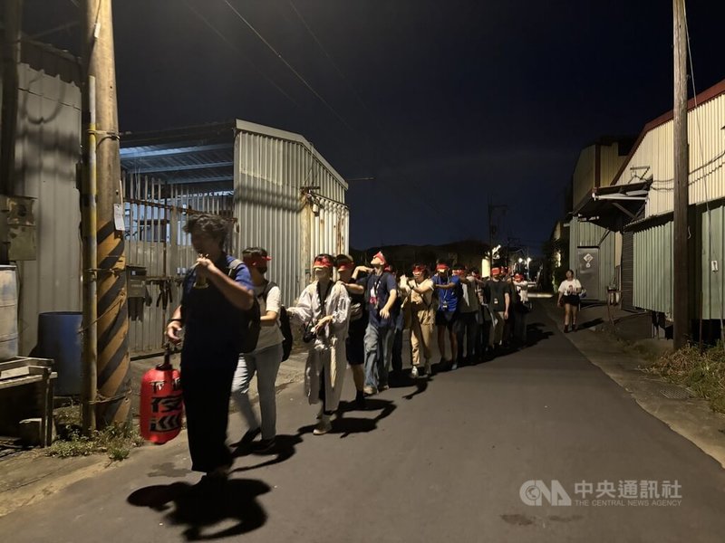 新北市新店區安坑文史團體「暗坑文化工作室」2日鬼門關舉辦「下城夜巡－夜間靈性文化行旅」，帶民眾蒙眼走訪被稱作「刑場路」的安華路；民眾說，對此印象深刻，抱持著敬畏心情體驗。中央社記者高華謙攝  113年9月3日