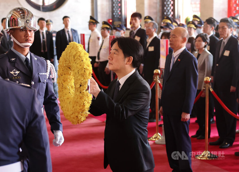 總統賴清德(前中)3日上午前往台北市圓山國民革命忠烈祠主持「中華民國113年秋祭忠烈殉職人員典禮」,向國民革命烈士靈位獻花致意。中央社記者裴禛攝 113年9月3日