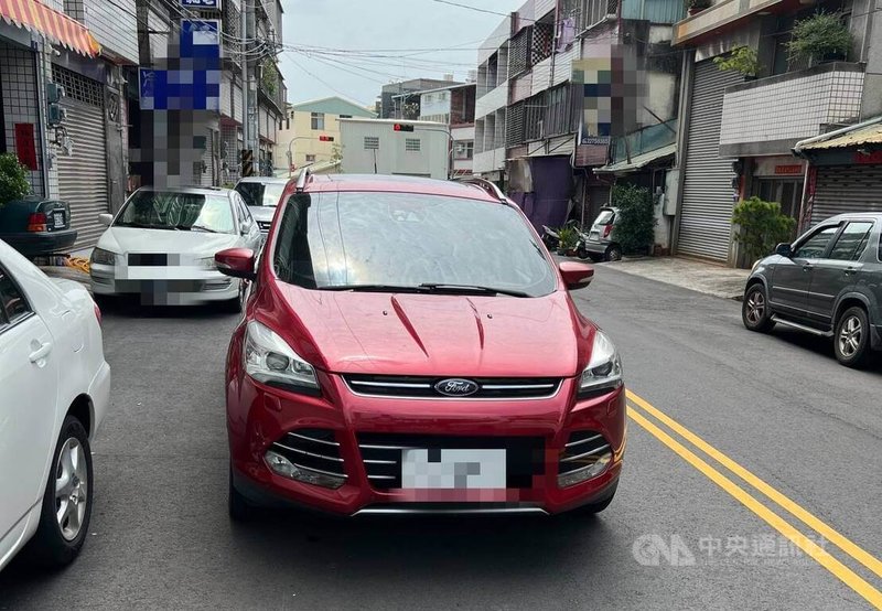 張姓男子因酒駕車輛遭扣牌，竟上網購買同車號偽牌並懸掛假牌上路，日前遭警方發現，車牌被當場查扣，張男被依法送辦，同時也依道路交通管理處罰條例開罰、汽車當場移置保管。（翻攝照片）中央社記者蘇木春傳真  113年9月3日