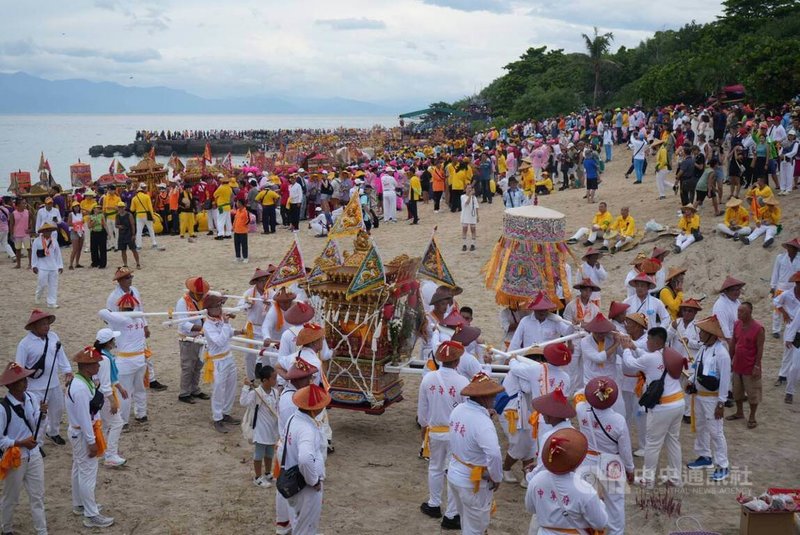 屏東今年3鄉鎮迎王祭典由小琉球率先開跑，3日下午中澳沙灘「請水」，沙灘萬頭鑽動，正式宣告祭典開跑。中央社記者黃郁菁攝  113年9月3日