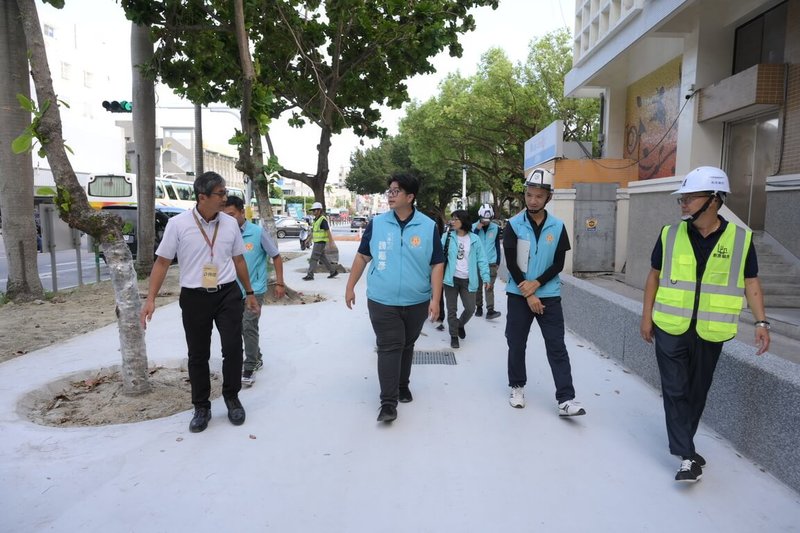 花蓮市公所爭取中央經費改善明義國小校園周邊人行步道，花蓮市長魏嘉彥（前左2）3日前往會勘，關心施工情形，由明義國小校長許傳德（前左1）及施工廠商說明工程進度。（花蓮市公所提供）中央社記者張祈傳真  113年9月3日