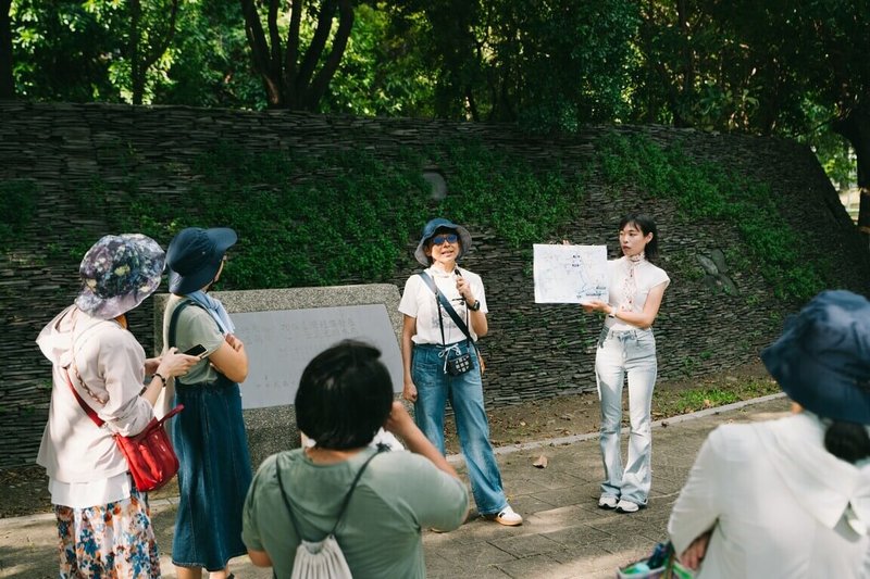 高雄市政府社會局委託打狗文史再興會社辦理「女路」，透過性別視角探索在地女性歷史軌跡，繼哈瑪星線、鹽埕線及旗津線，8月再新增戲獅甲、前鎮加工出口區2條走讀路線。圖為導覽員在勞工公園工殤紀念碑前述說女性勞動權益演進。（高雄市政府社會局提供）中央社記者張已亷傳真  113年9月3日