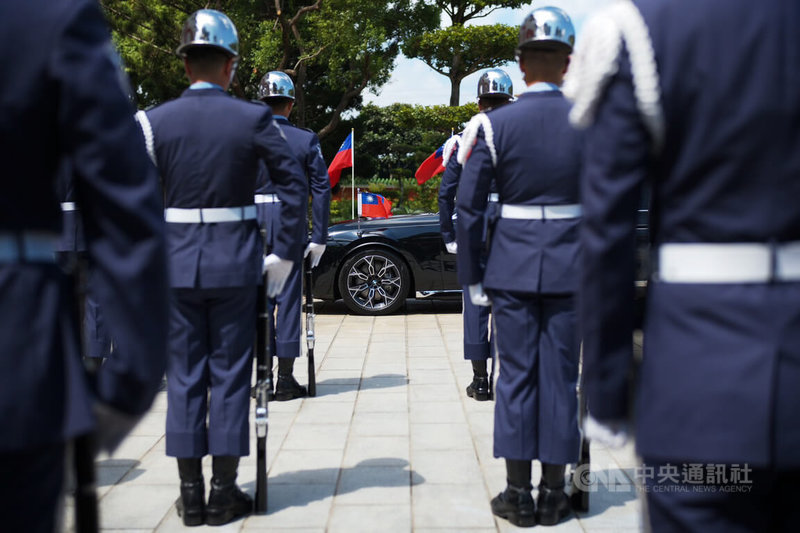 總統賴清德3日上午赴忠烈祠主持「中華民國113年秋祭忠烈殉職人員典禮」，三軍儀隊列隊。中央社記者游凱翔攝  113年9月3日