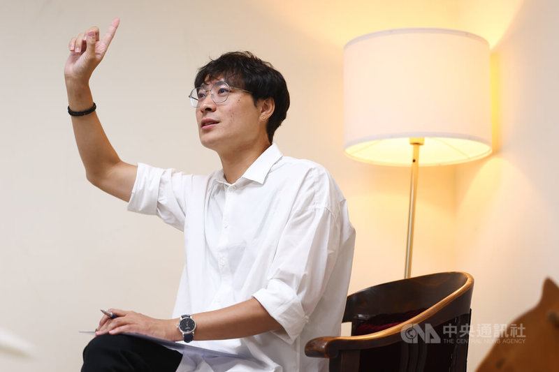 曉劇場無障礙文學劇場「魚.貓」編導鍾伯淵(圖)接受中央社專訪時表示,共融劇場最美之處,就是能讓人感受屏除過度依賴的聽覺或視覺後,其實世界還可以用不同的方式觀看。中央社記者王騰毅攝 113年9月3日