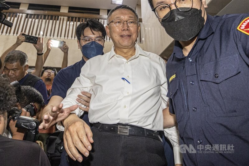 檢廉持續偵辦京華城容積案，前台北市長柯文哲（中）8月31日以被告身分移送北檢接受複訊。中央社記者鄭清元攝 113年8月31日