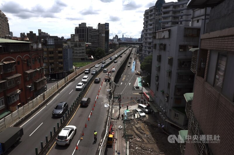 新北市三重區台1線中山高架道路往忠孝橋方向8月20日發生聯結車載送鋼梁翻覆事故，造成路面破損。中央社記者趙世勳攝 113年8月20日